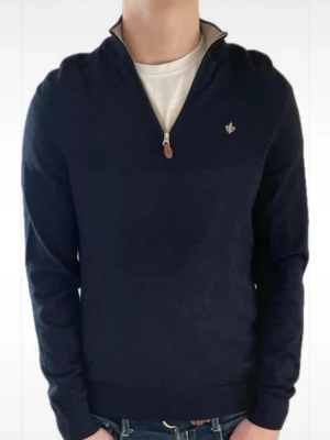 Morris halfzip i merinoull - Nyskick Sträcket i mitten är inget är inget som syns när man har på sig den Normalstor S, modellen är 177cm lång Kom gärna med prisförslag och fråga mig om du har funderingar