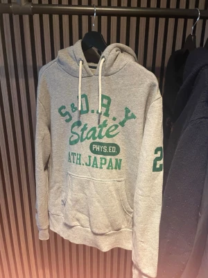 Superdry hoodie  - Säljer nu en superdry hoodie i storlek L | mycket fint skick utan defekter |  kom dm för flera frågor eller funderingar!