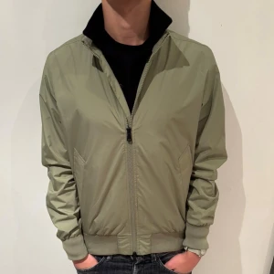 Ljusgrön vindjacka från J.Lindeberg - Snygg ljusgrön vindjacka från J.Lindeberg! Helt ny med tag kvar. Storlek S. Nypris 3000kr. Vid fler frågor, skriv gärna privat // AR