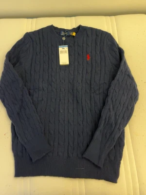 RL Polo Stickad Tröja - Marinblå/Rött RL Polo stickad tröja. Storlek: S. Tröjan är helt ny och QR-Kod finns inför valideringen. Startpris: 500kr, DM vid intresse 🙏