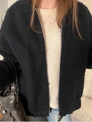 Jacka från Zara - Superfin teddy från Zara j fint skick, storlek xs-s🥰