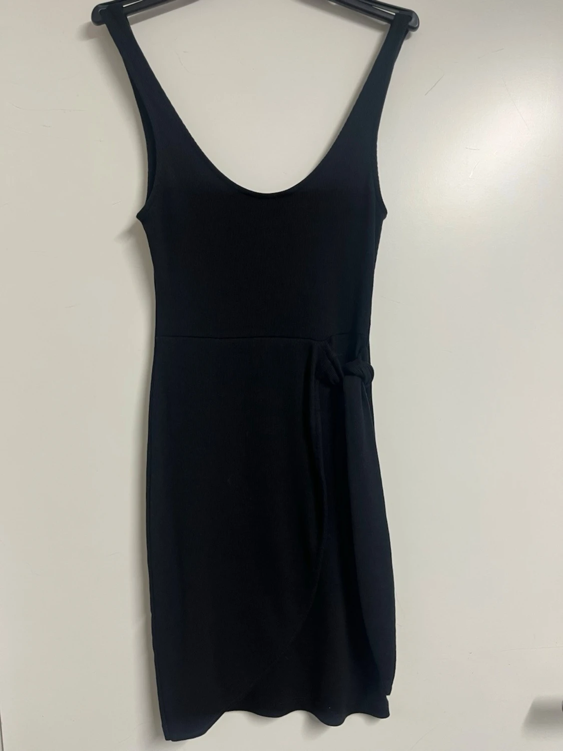 Svart ärmlös klänning med knytband