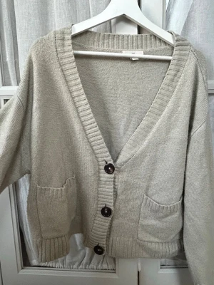 Beige kofta  - Mysig beige kofta! Passar mig som är xs/s