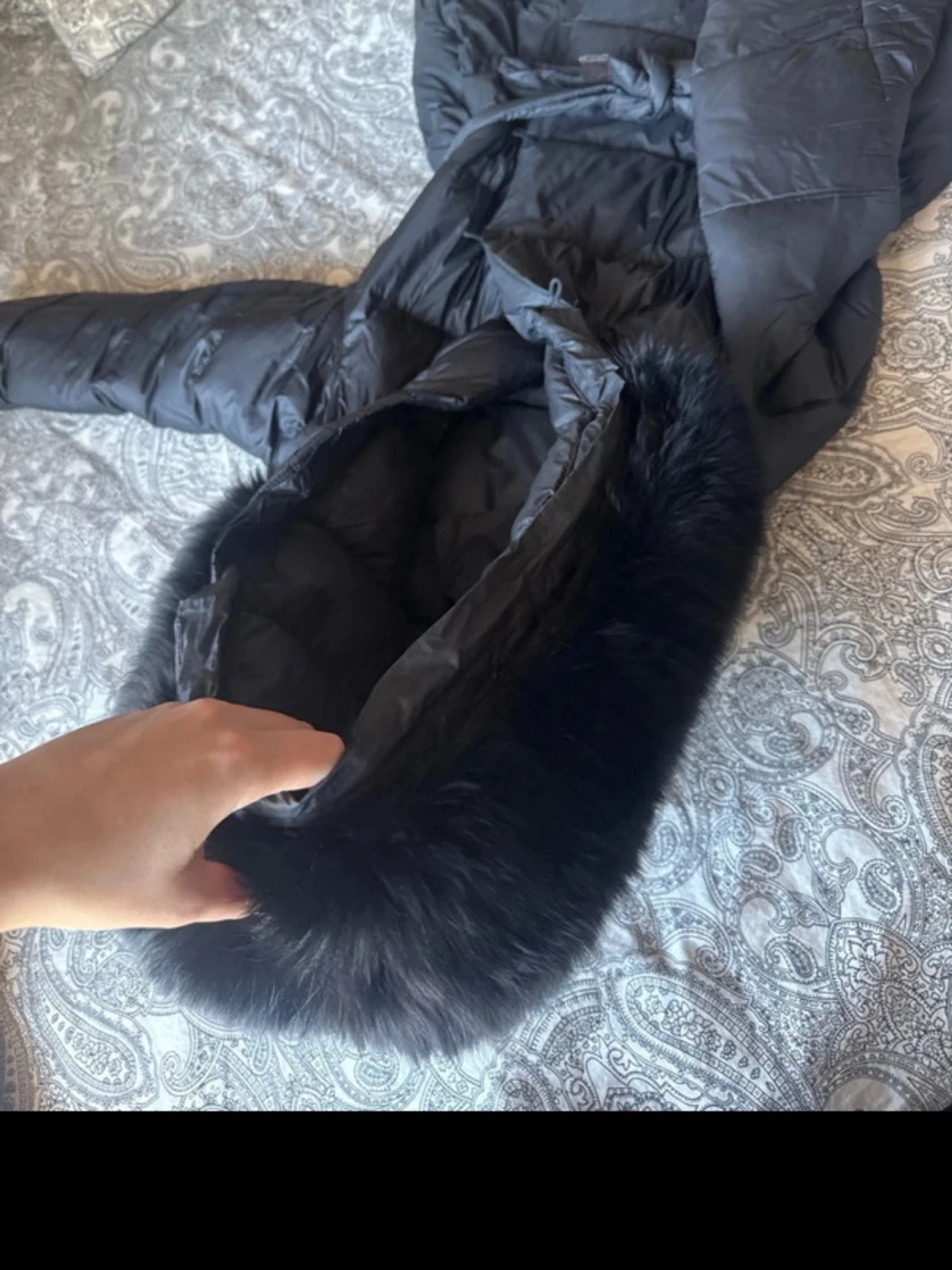 Lång svart dunjacka med päls  - 4