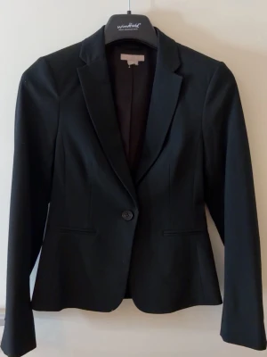 H&M kavaj  - Svart figursydd kavaj från H&M med en knapp. Super elegant till vardags, knappt använd 