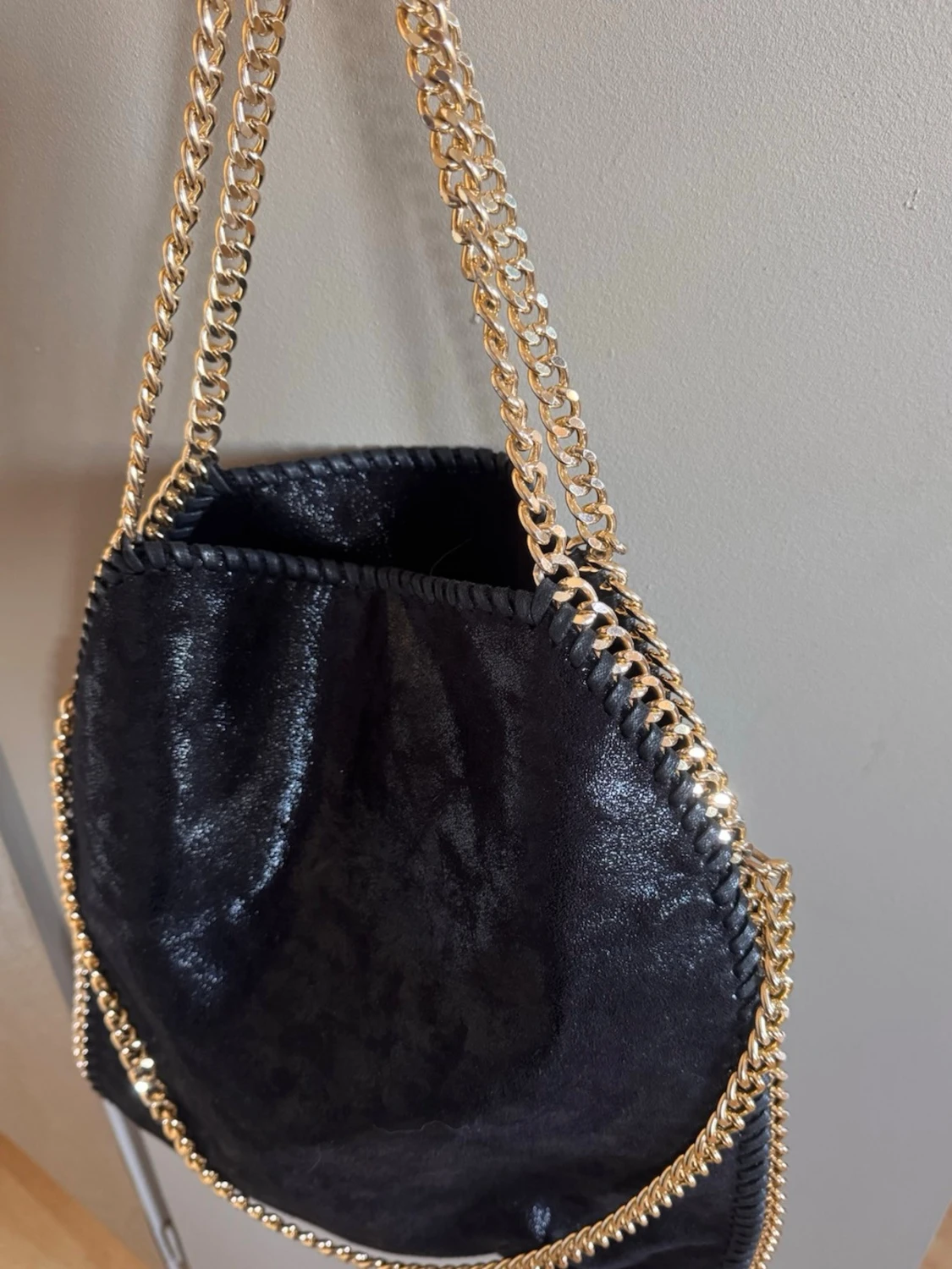 Svart handväska med guldkedjor