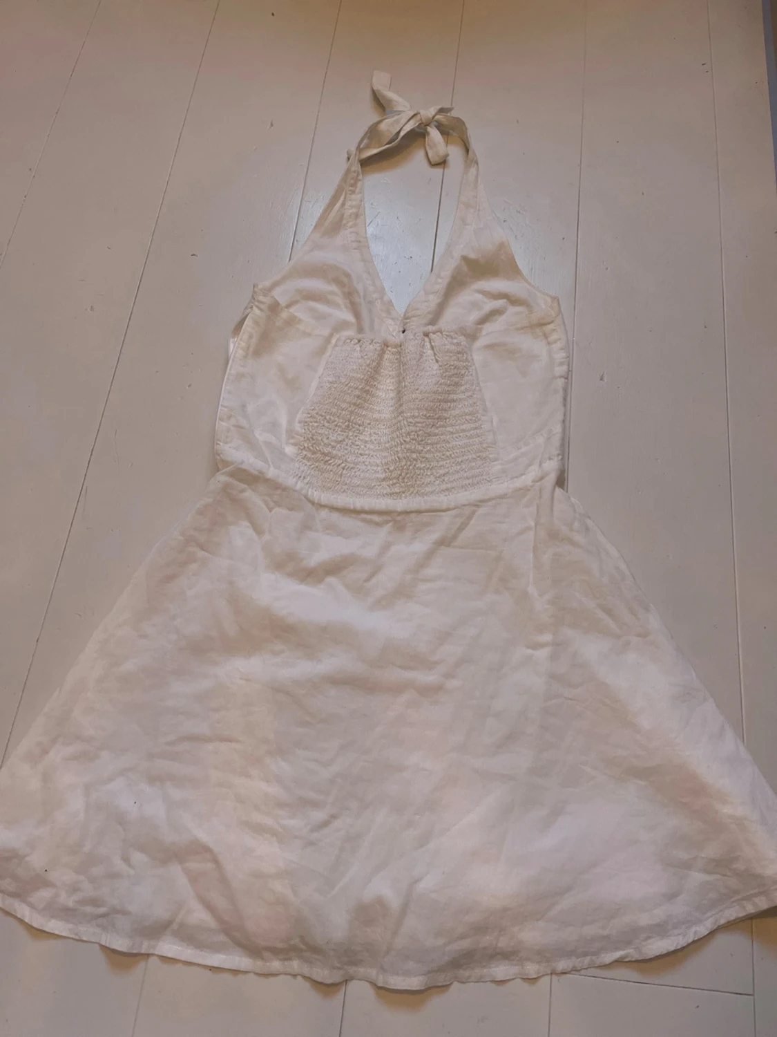 Vit halterneck klänning med knappar - 2