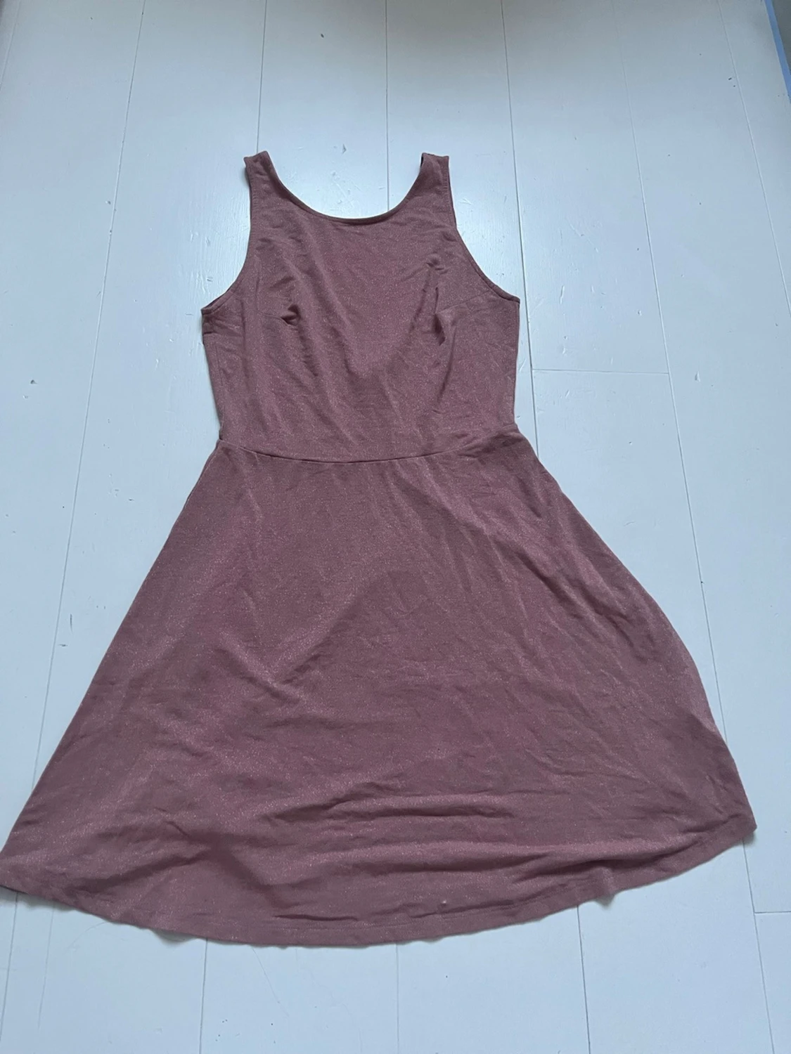 Rosa kortklänning med v-ringning - 2