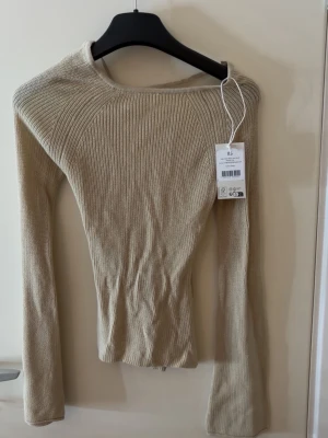 Nakd tröja - Beige tröja från nakd med öppen rygg som man knyter. Oanvänd med lapp kvar 