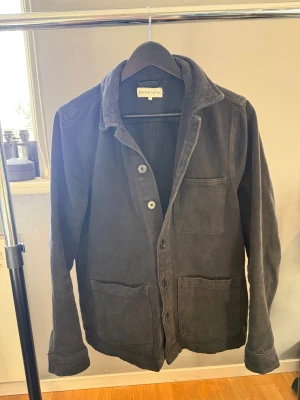 Svart overshirt - Säljer en snygg overshirt från studio total, säljer den då den är för liten, mycket fint skick, inga hål osv