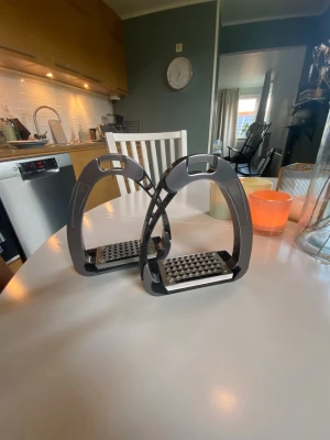 Acavallo stigbyglar  - Säljer ett par svarta stigbyglar från acavallo, i väldigt gott skick med få skavanker 