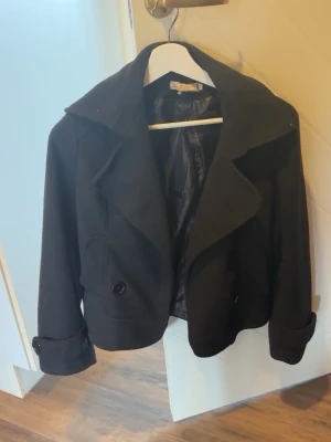 Svart kappa - Svart super fin och vårig kappa, den är lite sönder inne (se sista bild) men inget som syns eller märks av💞