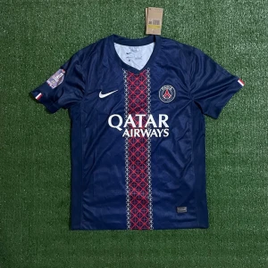 PSG Tröja - Säljer denna riktigt snygga tröjan till ett riktigt bra pris skriv till om ni är intresserad!