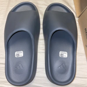 Yeezy slides - Storlek 44. 9/10 bara använda 2-3 gånger. Låda medföljer. Nypris 2000 kr  Går att pruta vid snabb affär Skriv vid fler frågor eller bilder