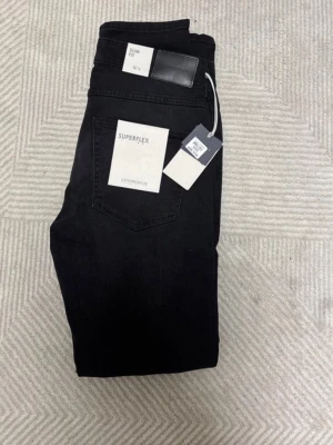 Lindbergh jeans - Säljer ett par helt nya Lindbergh jeans. Aldrig använda, alla tags kvar. Storlek: W31(41cm) L34 Passform: Slim fit   Säljer eftersom de inte riktigt passade mig. Pris: 550 kr (kan diskuteras vid snabb affär). Fraktar inom 24h