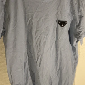 Ljusblå t-shirt från Prada - Snygg till sommarn😇☀️🧼