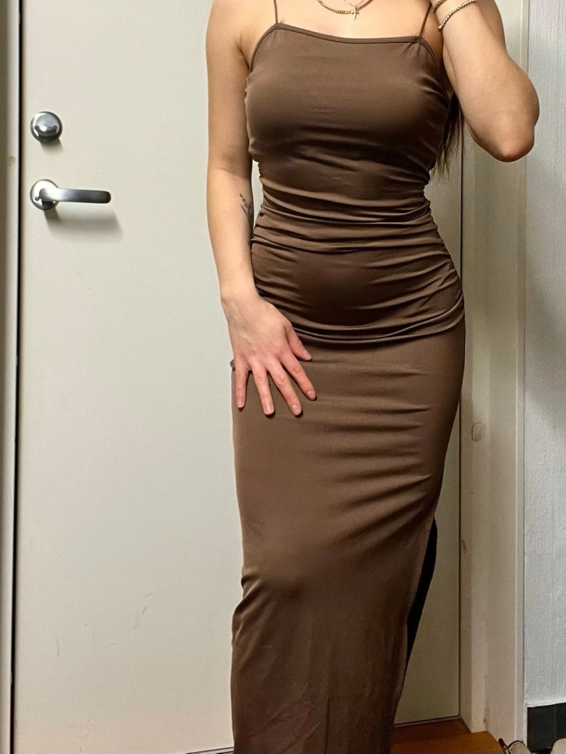 Brun figurnära maxiklänning