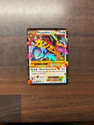 Pokémonkort Mega Kangaskhan EX - Unikt samlarkort från Pokémon, Mega Kangaskhan EX med färgstark holografisk design. Kortet har japansk text och coola effekter i guld, lila och grönt. Perfekt för dig som gillar att samla eller spela Pokémon TCG. Tillverkad i tålig kartong med glansig yta.