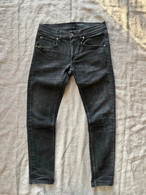 Svarta tvättade Tiger of Sweden jeans, 31/32 - Svarta tvättade Tiger of Sweden jeans i modellen Evolve Inga defekter Hör av er vid frågor eller förhandling!