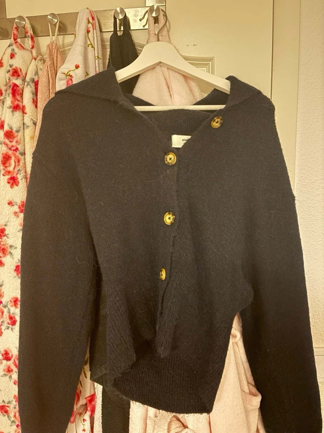 Svart kofta med träknappar