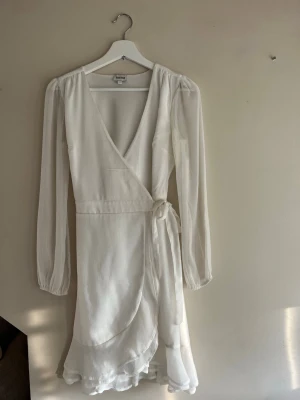 Klänning/ dress/ sukienka  - Jättefin omlottklänning, perfekt till skolavslutningen eller student!  knyt band runt midjan  Från bubbleroom stl 34  Lite missfärgning vid armhålorna, men den är inte super använd!