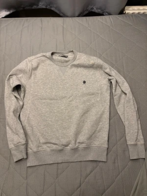 Sweatshirt  - Säljer en grå sweatshirt, har en liten fläck på sig men går säkert att få bort skriv om du har fler frågor