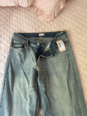 Nelly jeans lågmidjade - Low waist loose jeans från Nelly, storlek 40. Aldrig använda