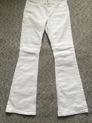  snygga vita jeans  - Super snygga vita jeans i storlek 146, de ser ut att vara high wais men det är dom ej 💗köpte från Sellpy men aldrig använda efter det. De har inga fläckar och det helt nya ut 