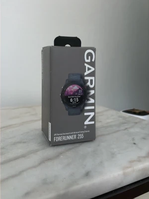 Garmin Forerunner 255 smartklocka - Säljer en Garmin Forerunner 255 smartklocka med GPS och avancerade träningsfunktioner. Medföljer gör en svart silikonarmband från Triacle och laddare med USB-kabel. Perfekt för dig som gillar löpning och vill ha koll på din träning och hälsa.