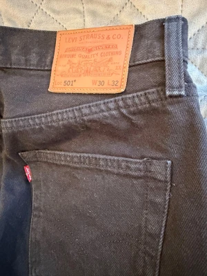 Levi’s jeans - Klassiska svarta jeans från Levis! De är relativt väl använda, vilket syns på missfärgningar från tvätt kring fickor/knappar. Utöver det håller jeansen ett bra skick! De är i storlek W30 / L32