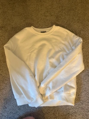 Vit stickad sweatshirt - Vitt tröja från lager 157. Oanvänd och i väldigt bra skick, alltså inga fläckar eller så på den. Enkel och stilig.