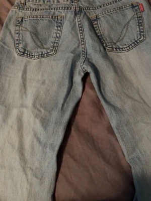 Lågmidjade jeans - Ljusblåa flare jeans i storlek w 28 l 32