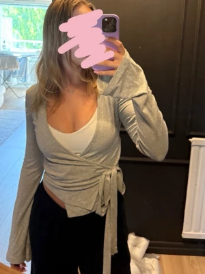Kofta - Fin mysig topp att ha med linne eller utan. Perfekt att styla med både jeans och kjol. Knappt andvänd.