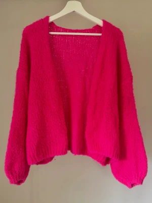 Rosa stickad kofta mohair blandning  - Rosa stickad kofta i mohair blandning i storlek m🩷