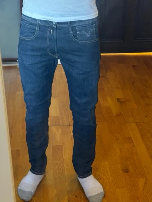 Schyssta replay jeans - Inget tecken på användning, 9,5/10 i skick. Modell Anbass, W31 L30 - han på bilden är 183cm. Nypris ca 1700kr. Hör av dig vid övriga funderingar ⭐️