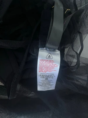 Svart mesh nattlinne från Hunkemöller - Den är jätte små vid brösten och passar inte mig så jag säljer den. Snyggt svart nattlinne i transparent mesh från Hunkemöller. Modellen har tunna, justerbara axelband och en luftig, vid kjol som ger en romantisk känsla. Perfekt för dig som gillar lätta och luftiga material på natten.