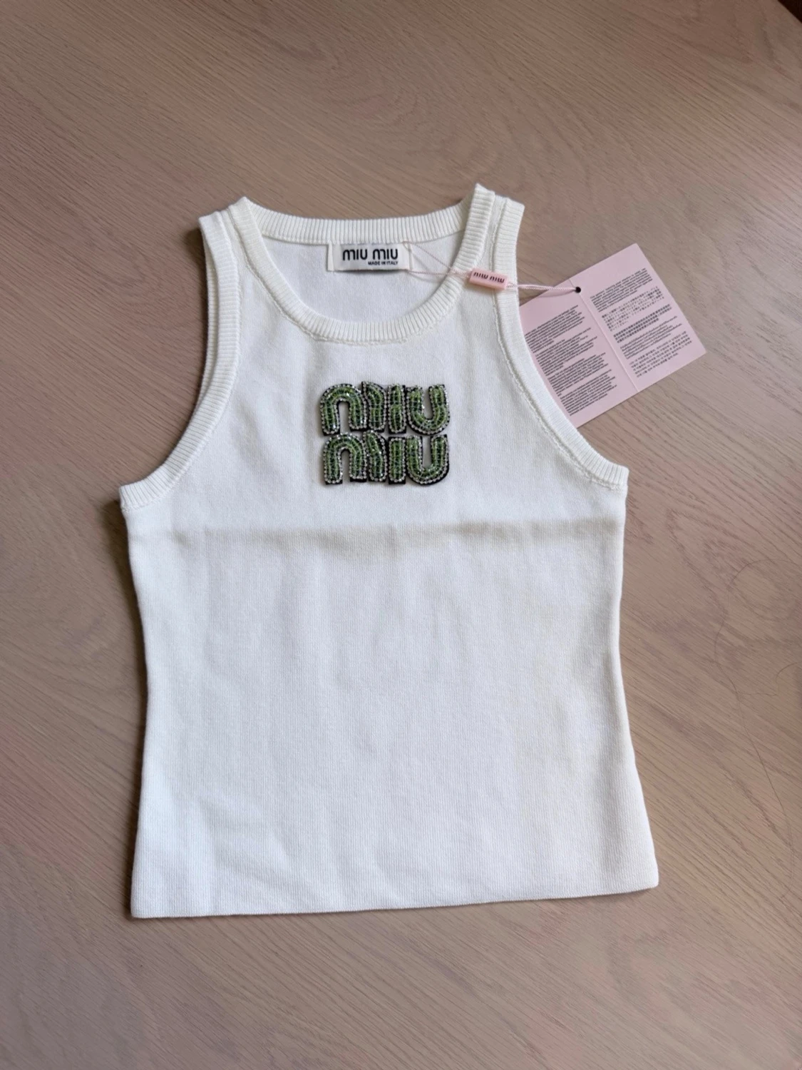 Stickad vit tanktop med strass / glittrig topp" - 2
