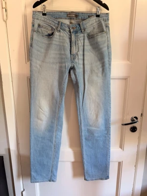 Två par jeans - Storlek 33/34
