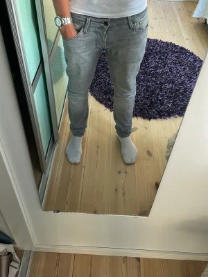 Ljusgrå slim fit jeans från Jack & Jones - Säljer ett par ljusgrå slim fit jeans med klassisk femficksmodell och normal midja från Jack & Jones. Storleken på dessa jeans är 30/32.Jeansen har en snygg tvättad look och smal passform som sitter tajt längs benen. Perfekta för dig som gillar en modern och stilren stil. Pris kan diskuteras!