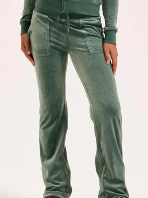 Juicy couture  - Snygga mjukisbyxor i grön velour med raka ben och bred resår i midjan. Byxorna har dragsko och stora framfickor som ger en avslappnad vibe. Perfekta för chill dagar eller när du vill vara extra bekväm.