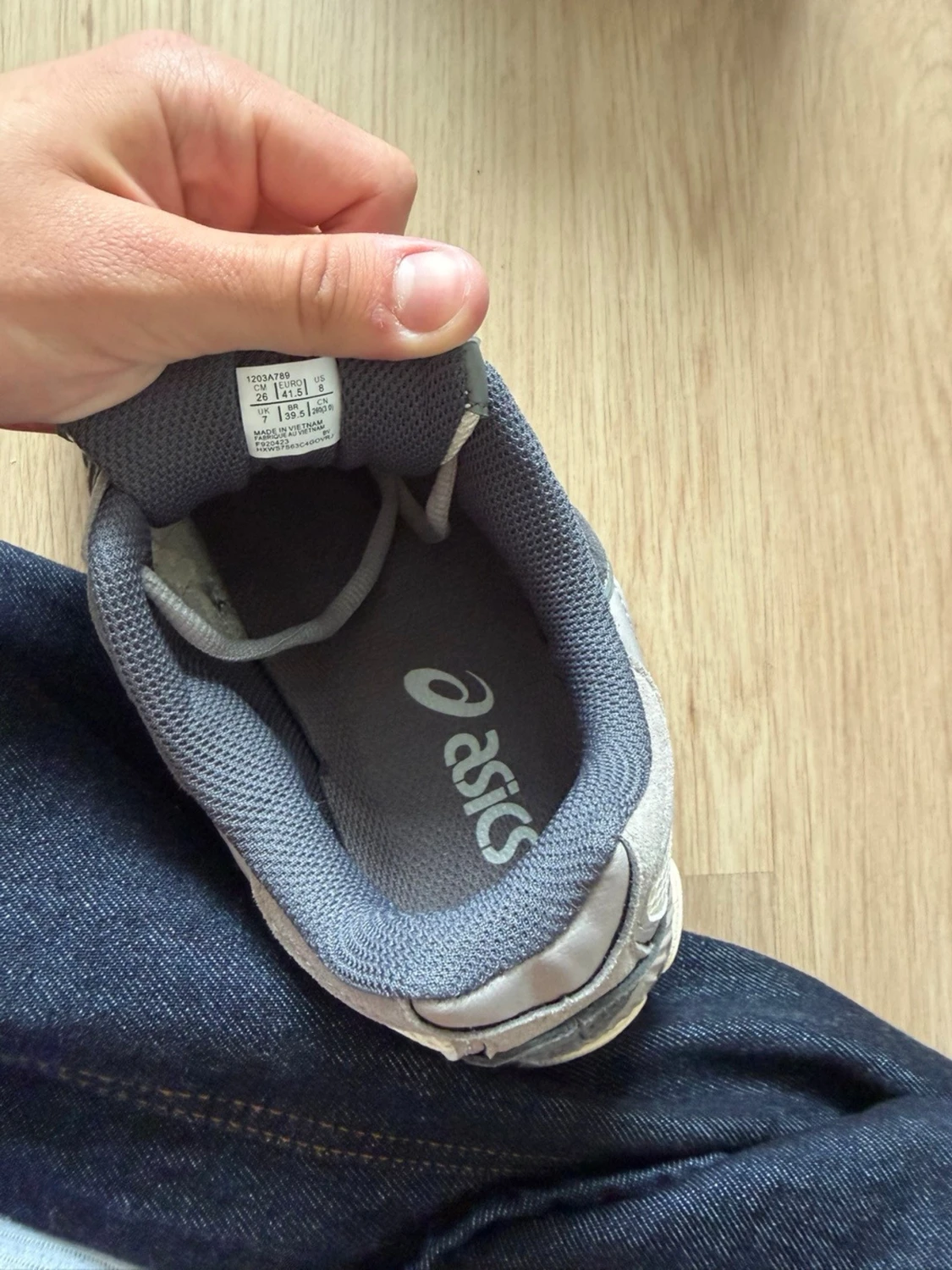 Gråvita Asics sneakers - 4