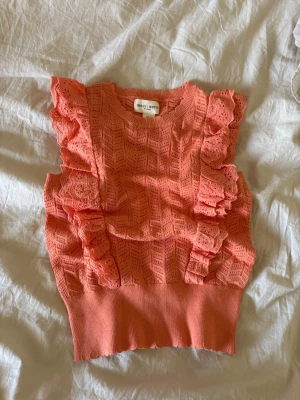 Korall färgad topp - Super fin korall färgad detaljfull topp från Lindex!❣️