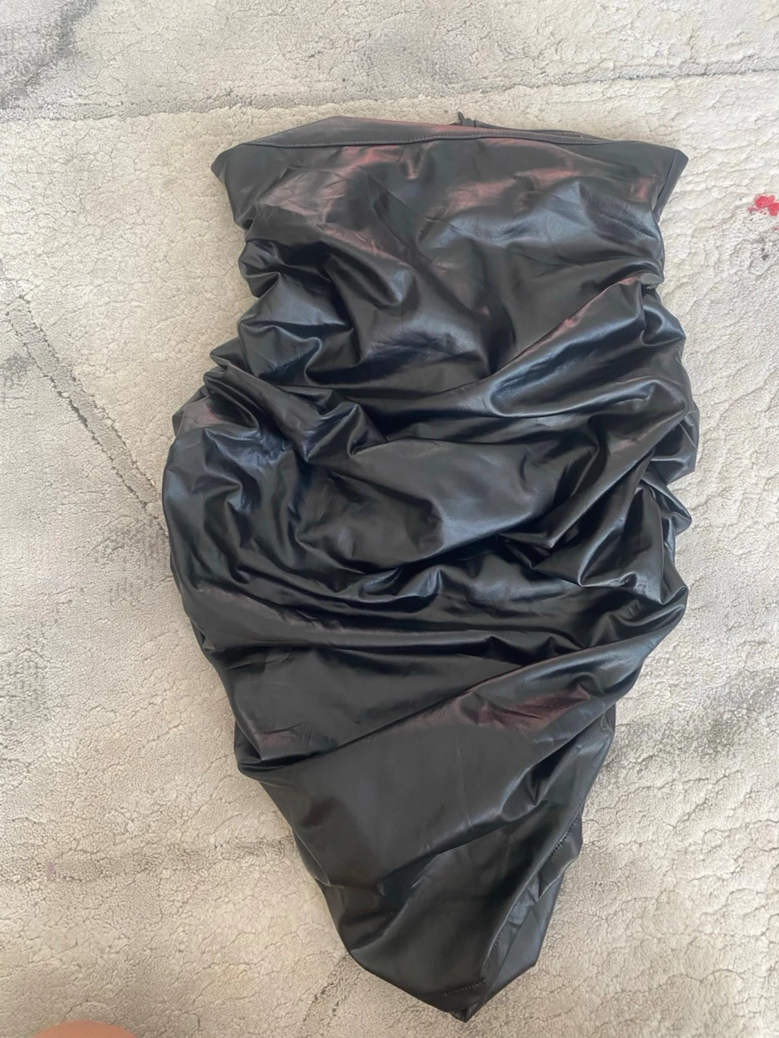 Svart kort klänning skinimitatiom - 1