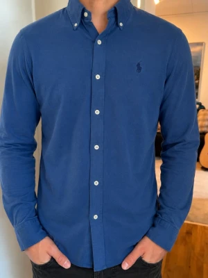 Blå featherweight mesh skjorta från Ralph Lauren  - Fint skick! Strl XS  Hör av dig vid frågor! 