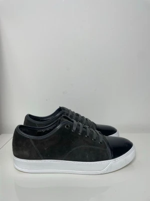 Grå Lanvin Cap Toe - Säljer nu dessa Grå Lanvin Cap Toe som är i uk 7 som motsvarar 41 men som passar upp till 42, skorna är i fint skick men tillfixade med whitnercream så att de ska vara extra fräscha, skriv för fler bilder/frågor🙌🏼