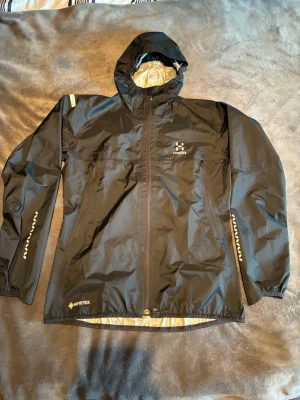 Haglöfs L.I.M regnjacka - Regnjacka från Haglöfs med Gore-Tex | Storlek: S | Svart med reflexer | Som Ny | Nypris 3299 |