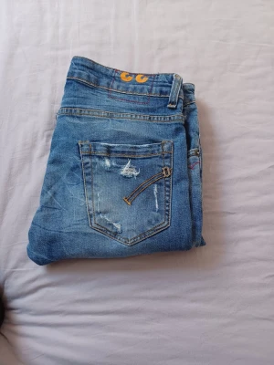 Dondup Jeans George  - Dondup Jeans George! Trendigaste jeansen på marknaden. Ny pris= 4000 kr Säljs för= 999 kr (Modellen har original slitningar från fabrik vilket är väldigt eftertraktat och populärt)