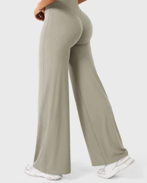 Beiga vida leggings liknande oner active - Snygga beiga leggings med hög midja och utsvängda ben. Tillverkade i ett stretchigt och mjukt material som sitter skönt på kroppen. Liknande oner active leggings