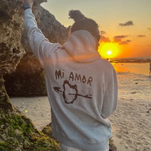 Mi amor hoodie  - Super fin hoodie från Mira paris ❤️ köptes för 1300 och säljer för 400 💕 super skönt material och rekommenderar stort 🥰 storlek s❤️