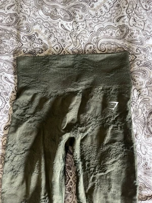 Gymshark tights - Hej! Säljer dessa tights från Gymshark då de blivit för små. De är endast använda fåtal gånger och i mycket bra skick.🥰